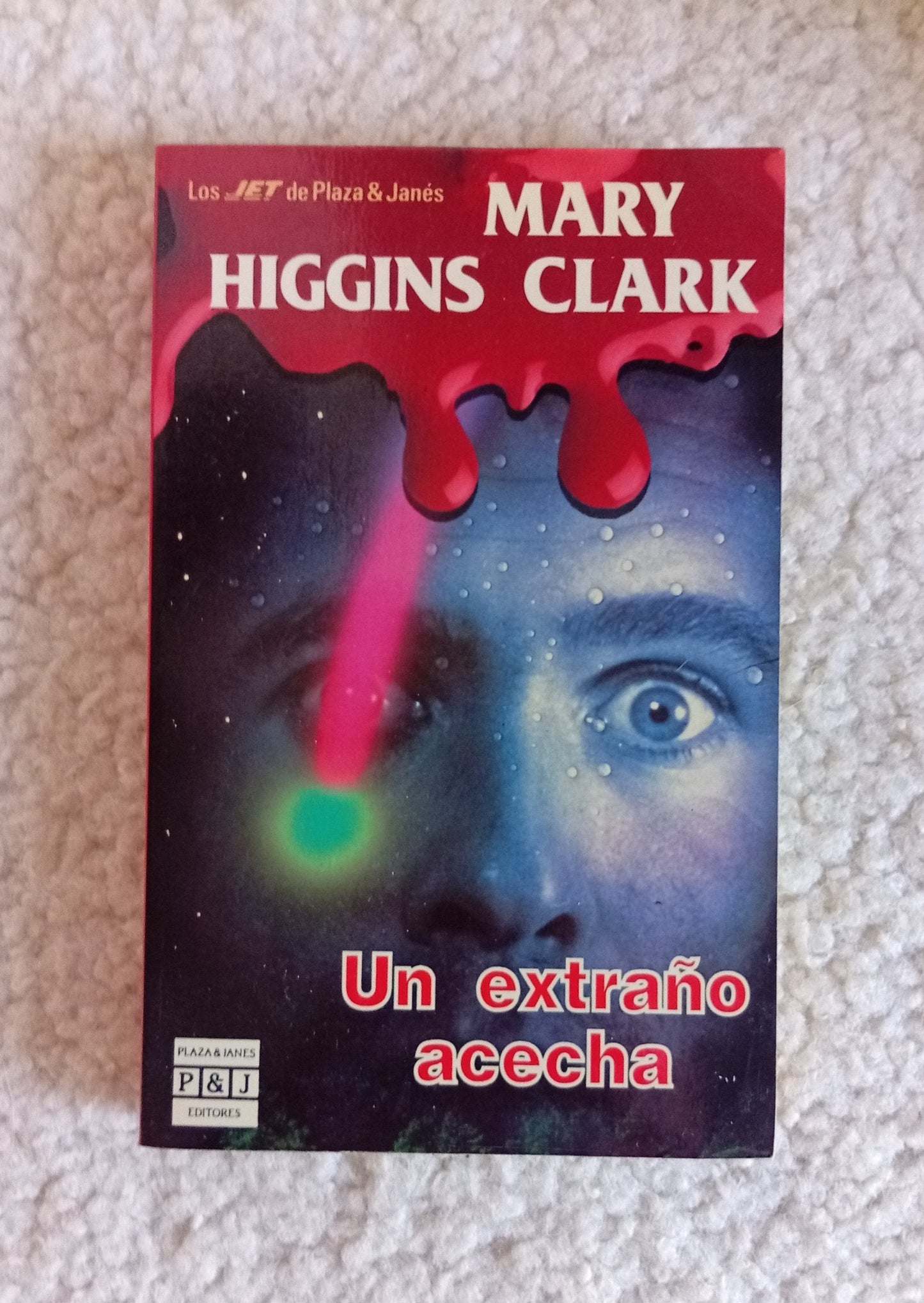 Un Extrano Acecha cover