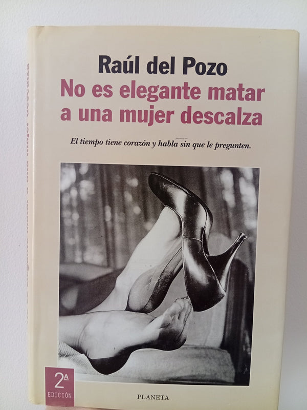 No es elegante matar a una mujer descalza cover