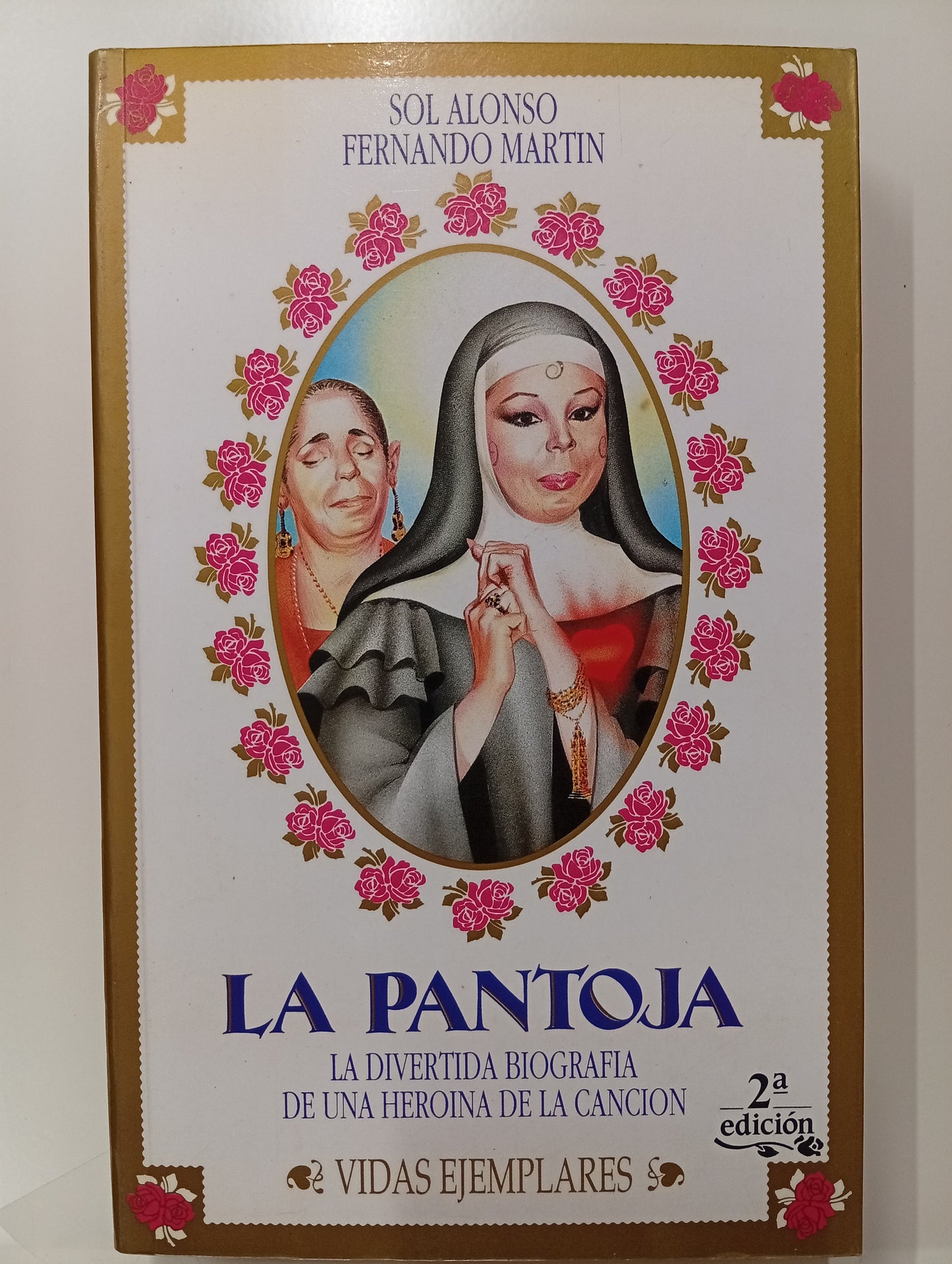 La Pantoja. La divertida biografía de una heroína de la canción.